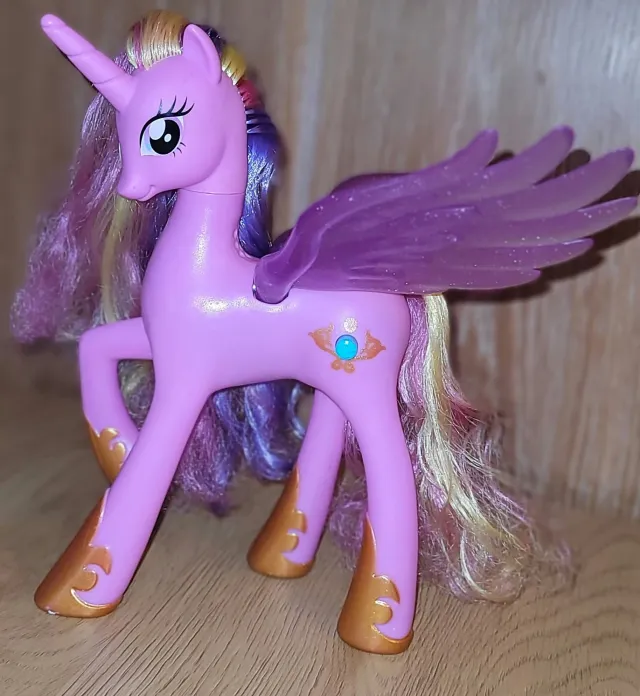 My Little Pony "Princess Cadance", snakker/synger og flakser med vingene