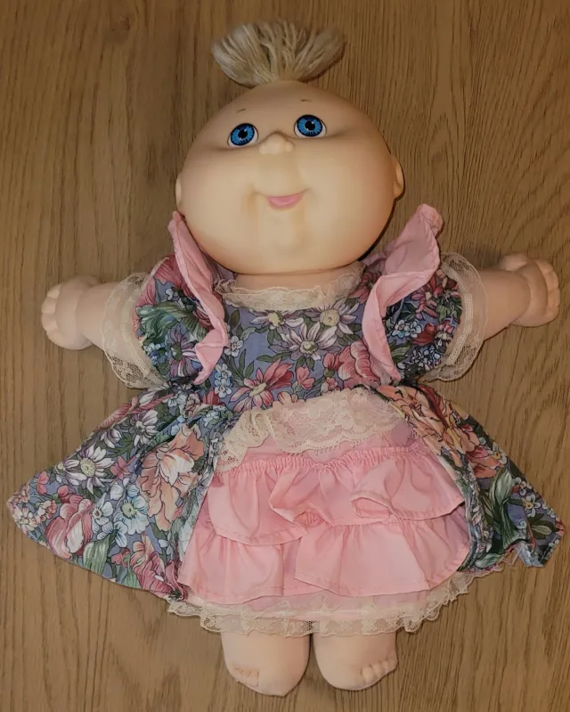 Cabbage Patch Kids - mellomstor dukke med blomstret kjole