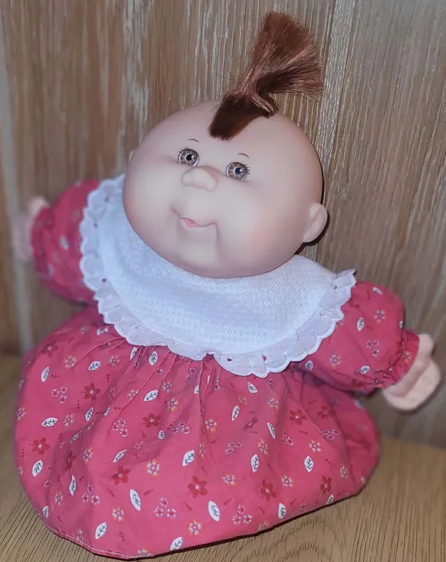 Cabbage Patch Kids - mellomstor dukke med rødt hår og drakt