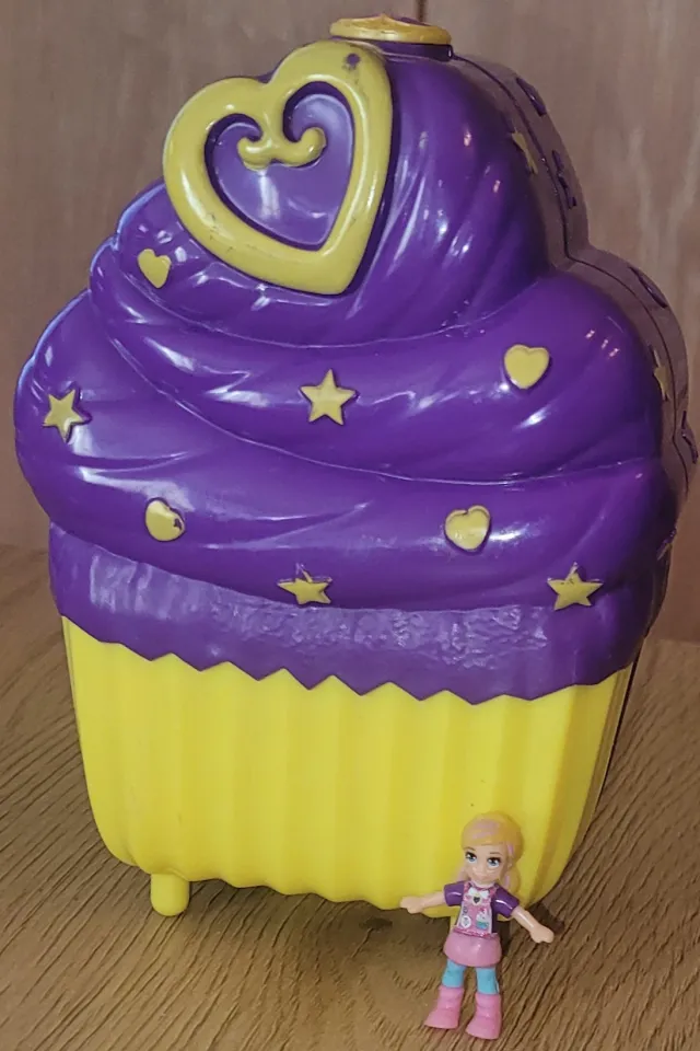 Polly Pocket Sweet Treat med 1 figur, liten kompakt.