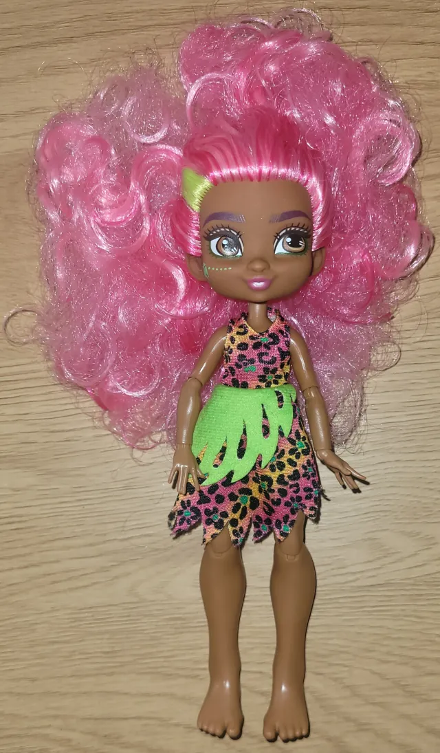 Cave Club "Fernessa"-dukke 20cm