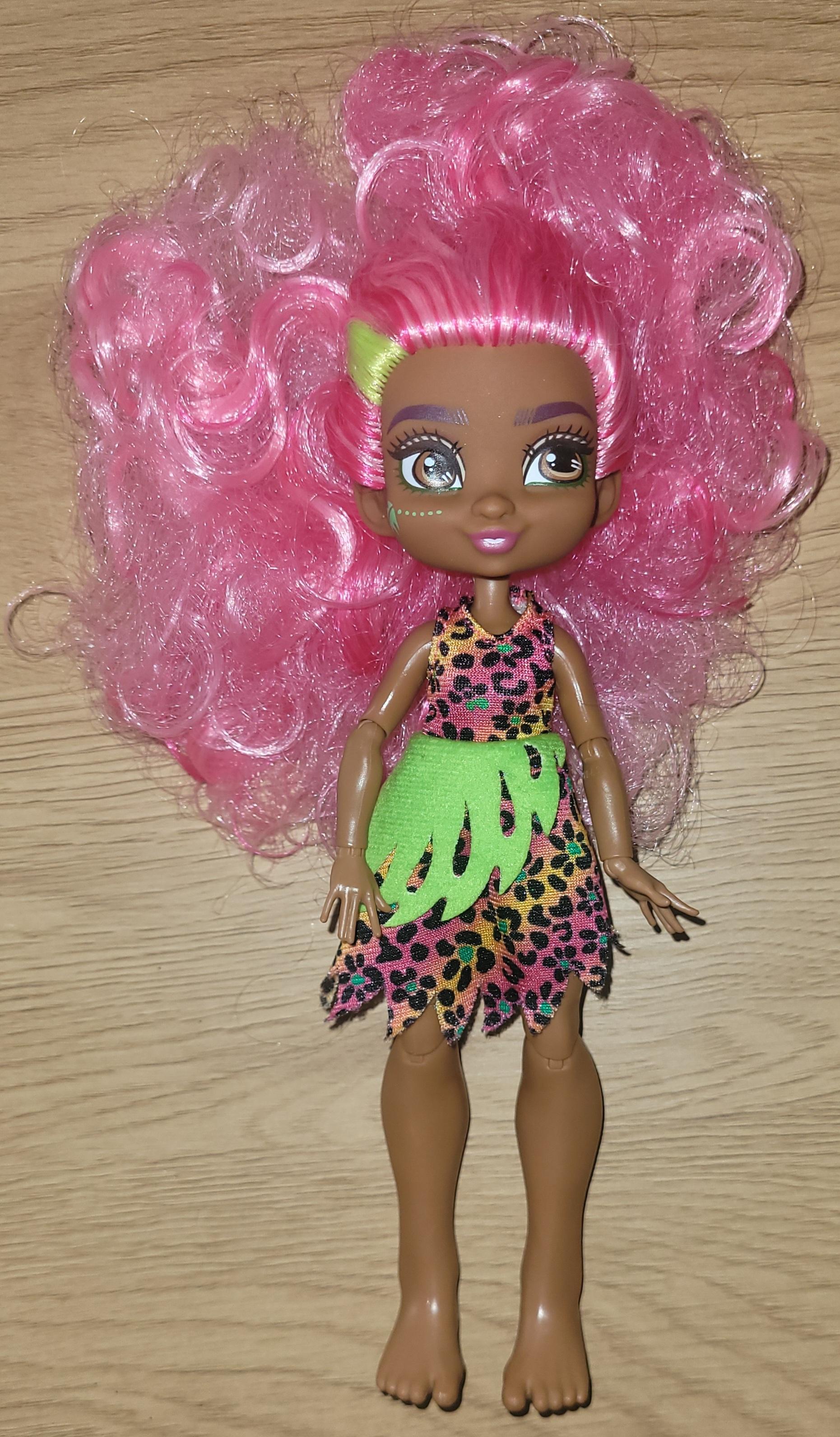 Cave Club "Fernessa"-dukke 20cm