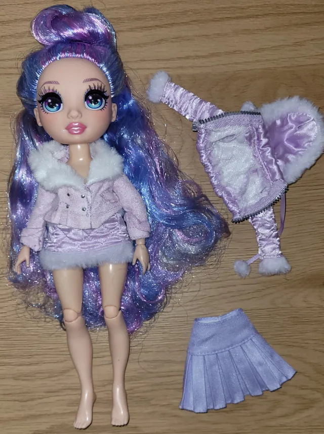 Rainbow High Violet Willow - Winter break dukke 30cm