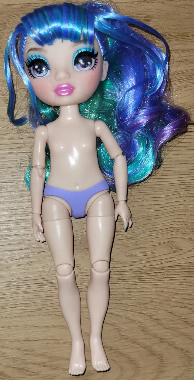 Rainbow High Junior "Holly De'Vious"-dukke 23cm