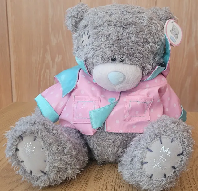 Tatty Teddy mellomstor bamse med regnjakke
