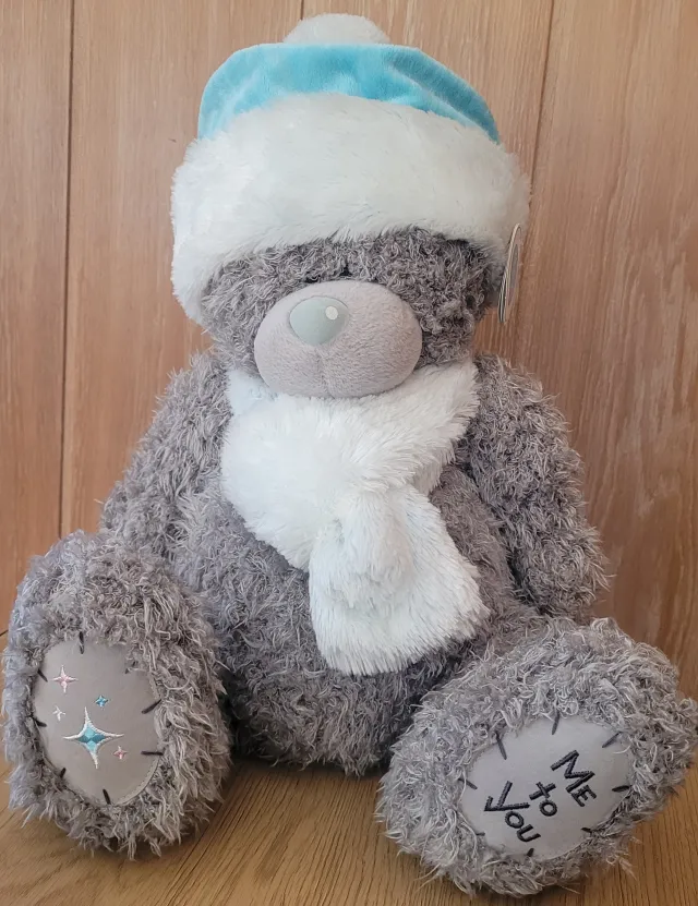 Tatty Teddy stor bamse med lue og skjerf