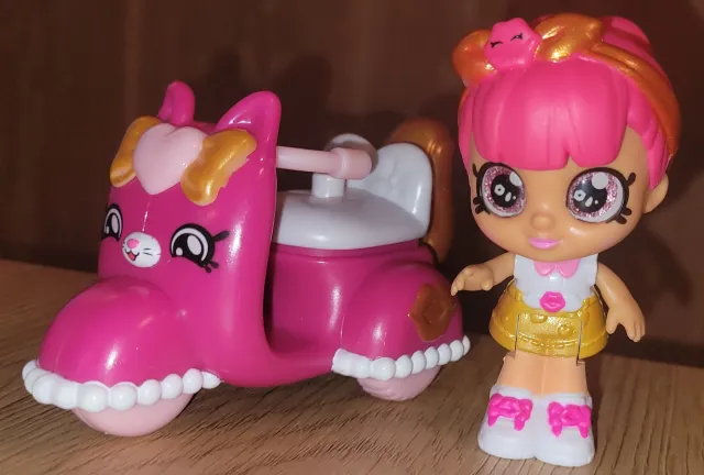 Kindi Kids mini-dukke "Lippy Lulu" med scooter